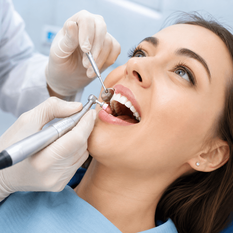 Procedimento de limpeza dentária realizado em clínica dentária