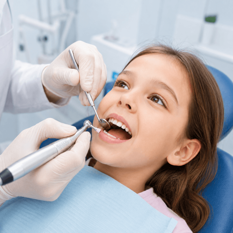 Consulta de odontopediatria com criança durante tratamento dentário