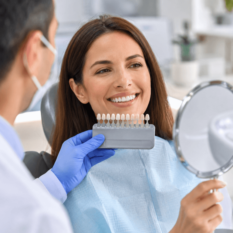 Paciente em consulta de estética dentária com guia de cor dentária